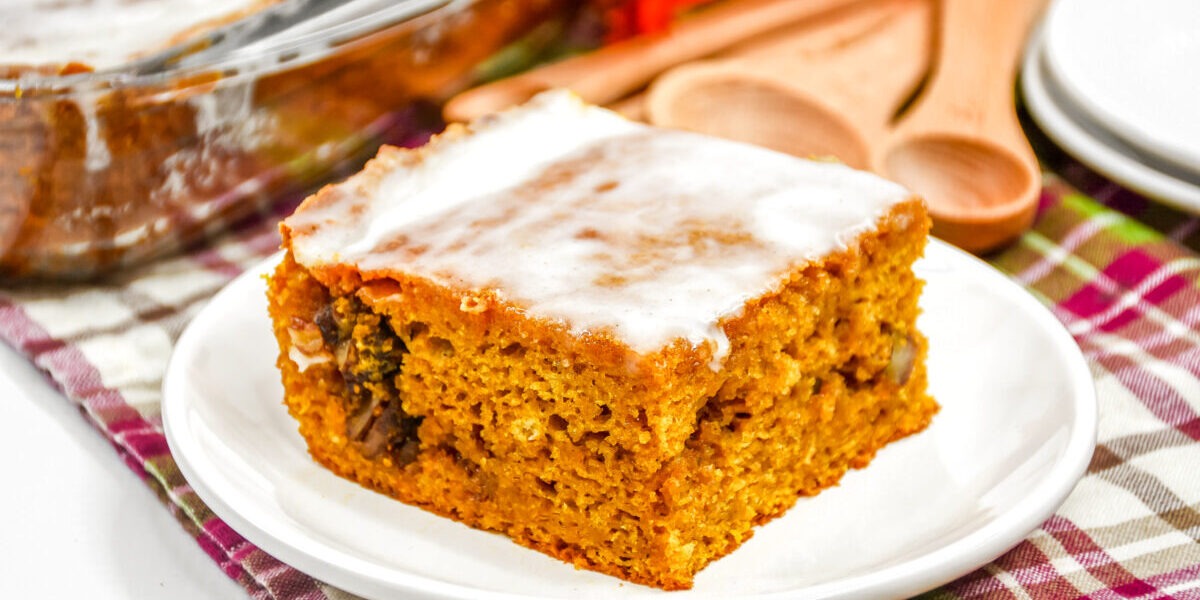 Potongan cake labu madu yang lembut dan manis, dihiasi dengan taburan kacang almond renyah