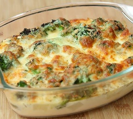 Broccoli keju panggang yang lezat dengan keju leleh keemasan di atasnya
