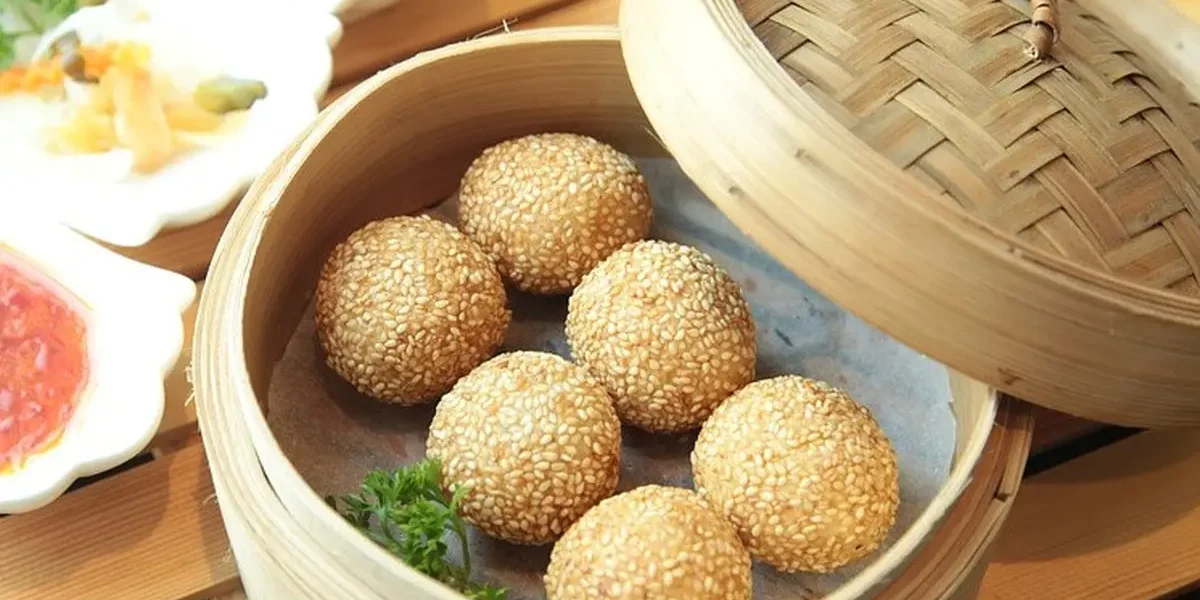 Onde-Onde Wijen: Jajanan Tradisional dengan Kulit Renyah dan Isian Kacang Hijau yang Lembut