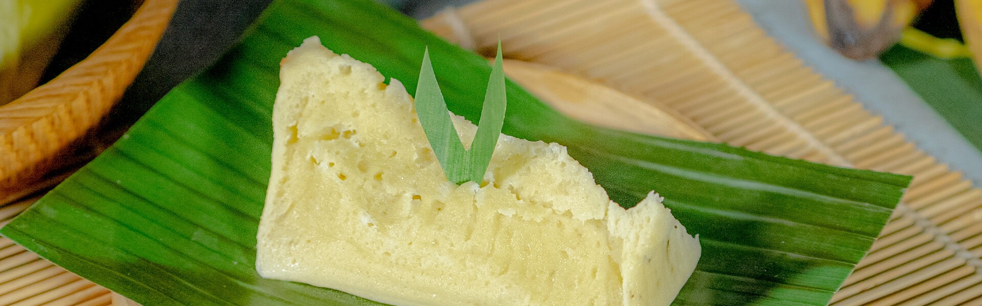 Seporsi Barongko Pisang khas Bugis, tersaji dalam bungkus daun pisang dengan tekstur lembut dan warna kuning keemasan yang menggoda selera