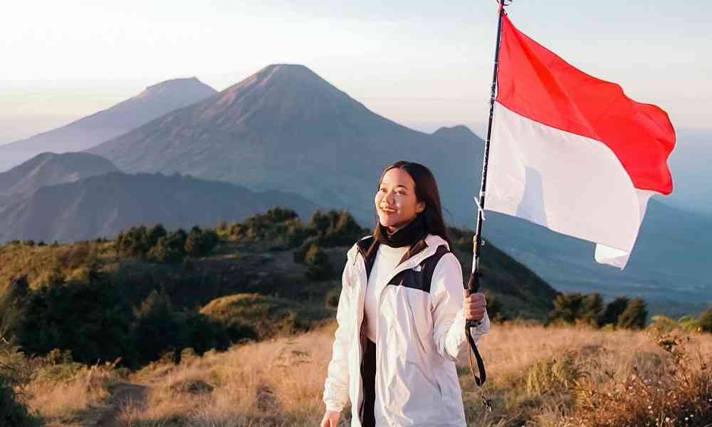 Yura Yunita Naik Gunung