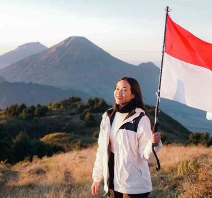 Yura Yunita Naik Gunung