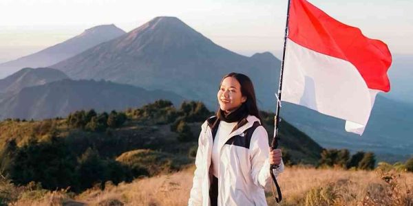 Yura Yunita Naik Gunung