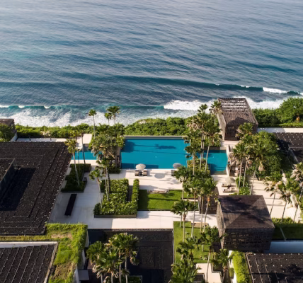 Pesona Lokasi di Atas Tebing Uluwatu