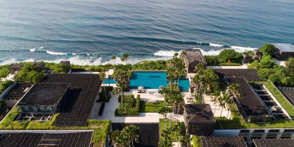 Pesona Lokasi di Atas Tebing Uluwatu